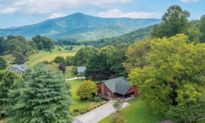 Wears Valley Cabin | Pigeon Forge ! Modern , Game Room , Hot Tub , 9 miles to Parkway !