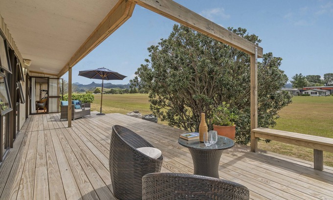 Pauanui Cottage | Pilots Rest - Pauanui Airfield Holiday Home