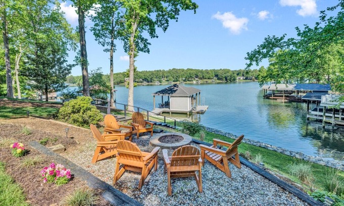 Moneta House | Pine and Paddle - Firepit/Water Toys/Gentle Lot/Foosball/Ping-Pong