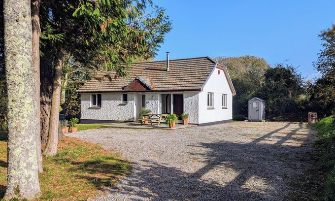 Goonhavern House | Pine Croft Cottage - sleeps 4, tucked away in the woodland, 5 minutes from beach