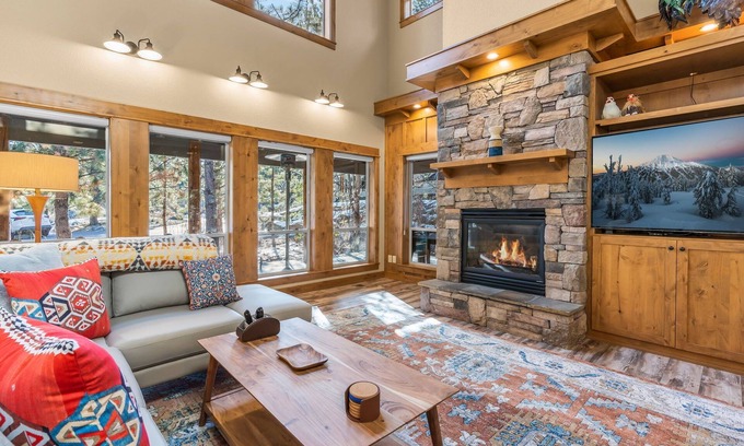 RiverWild House | Pine House Retreat ~ Brand New Furniture ~ Sleeps 8 ~ AC ~ Close To Trails!