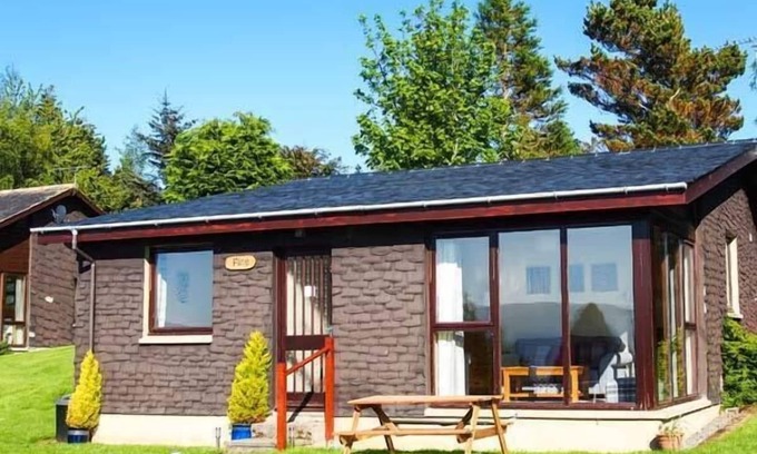Dingwall Cottage | PINE LODGE, family friendly, with a garden in Culbokie