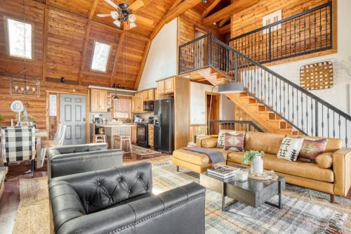 Chalet Village House | Pine Needle by AvantStay Log Cabin w Gorgeous Views Hot Tub Patio Pool Table