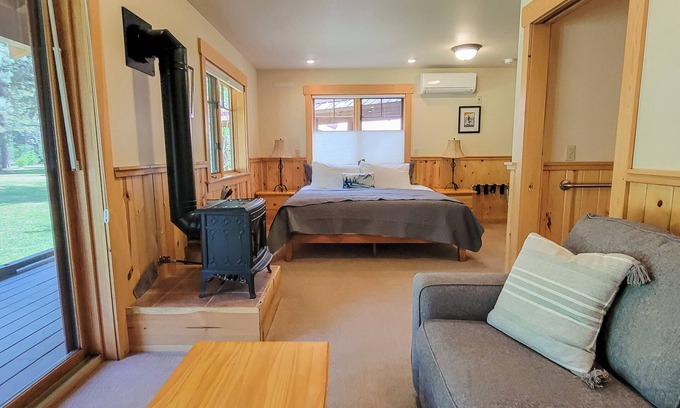 Mazama House | Pine Room 16 - garden room at The Inn At Mazama