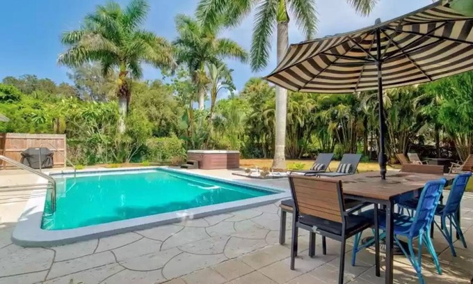 Sarasota House | Pineapples House- POOL private SOUTH facing HOT TUB close to BEACHES- walkable