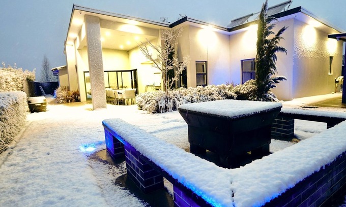Jindabyne House | Pinecone Lodge - Luxury 4BR Home l EV Charger l Fire Pit l WiFi l BBQ l 4 Car Garage