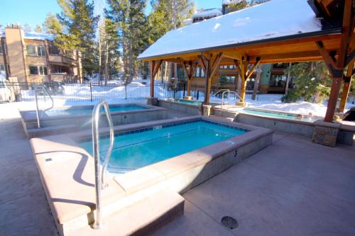 Warrior's Mark House | Pinecreek #I - 1 BR - Close to Town - Shuttle to Slopes - Pool and Hot Tub Access