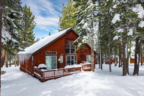 Truckee House | Pinewood Lodge by AvantStay Cozy Cabin Near Ski Resorts Hiking