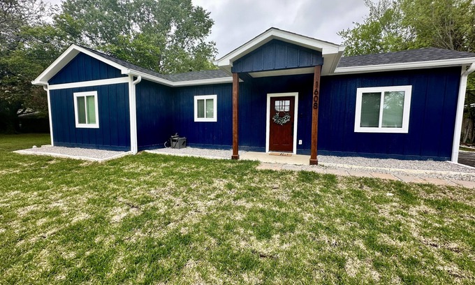 Lufkin House | Pineywoods Blue Cottage nestled in the heart of East Texas