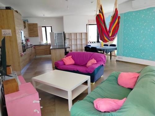 Għadira Apartment | Pink Fairy Paradise Penthouse, 10mins from the beach