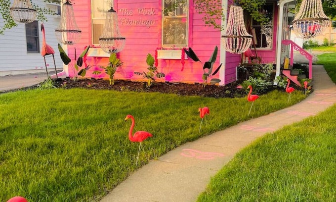 Hudson House | Pink Flamingo Downtown Hudson w/hottub