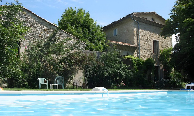 Sauzet Bed & Breakfast | Pink Room with Pool and Garden