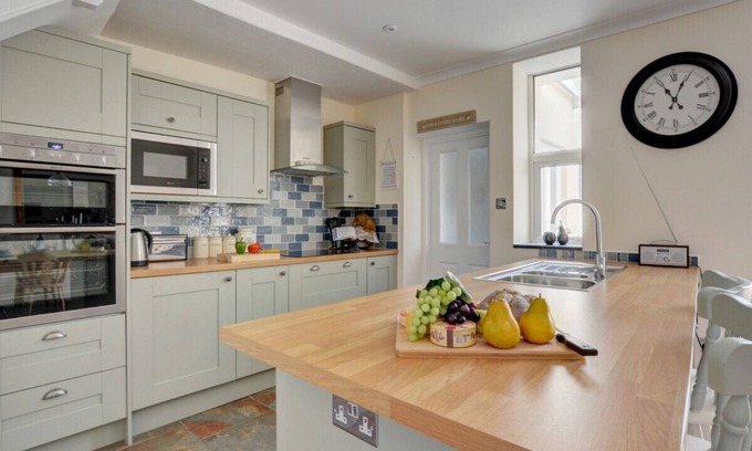 Lynton House | Pip's Corner - Three Bedroom House, Sleeps 6