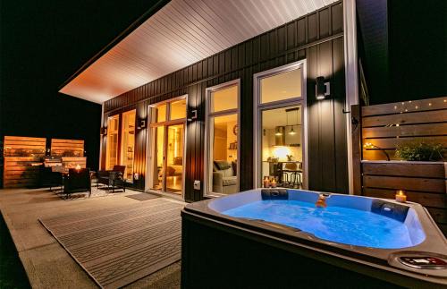 West Bay House | Piper's Creek Cottages
