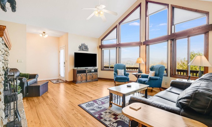 Hendersonville Cabin | Pisgah View | Stunning Mountain Escape w/Wrap-Around Deck & Garage