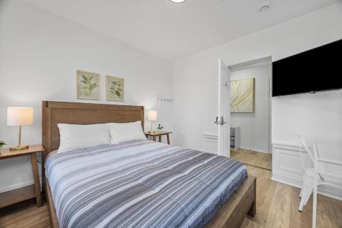 Shadyside House | Pittsburgh Shadyside 1A Bright and Stylish Private Bedroom with Shared Bathroom