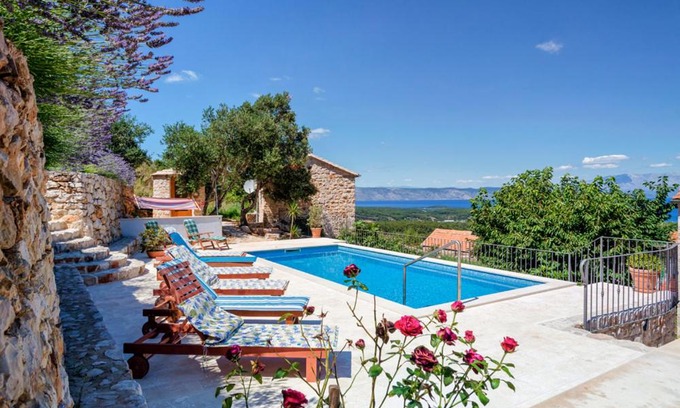 Pitve Villa | Pitve Villa Sleeps 14 Pool Air Con WiFi