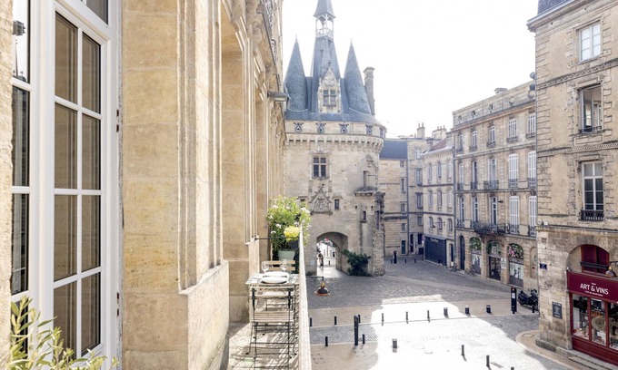 Hotel de Ville - Quinconces Apartment | Place du Palais Bordeaux Historic Centre, balcony