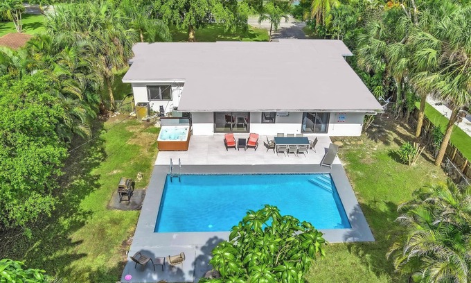 Plantation House | PLANTATION OASIS Spacious 5-bedroom 3 bathrooms house with pool/hottub