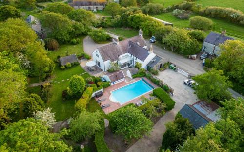 Garn Fadryn House | Plas Newydd with Swimming Pool, Fire Pit, and Log Fires