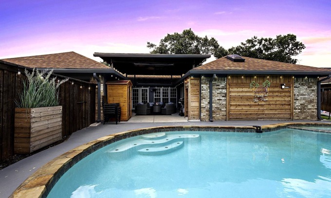 Richardson House | Platinum Escape: Heated Pool, Spa, Game Room, Golf, and Infrared Sauna
