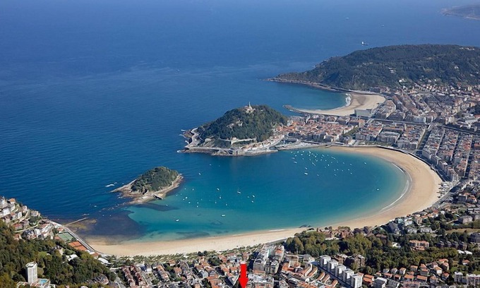 Antiguo Apartment | Playa de Ondarreta 4 by FeelFree Rentals