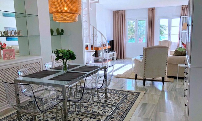 Sitio de Calahonda Apartment | Playa Lucera Beautiful 3 bed. 2 bath front-line beach house