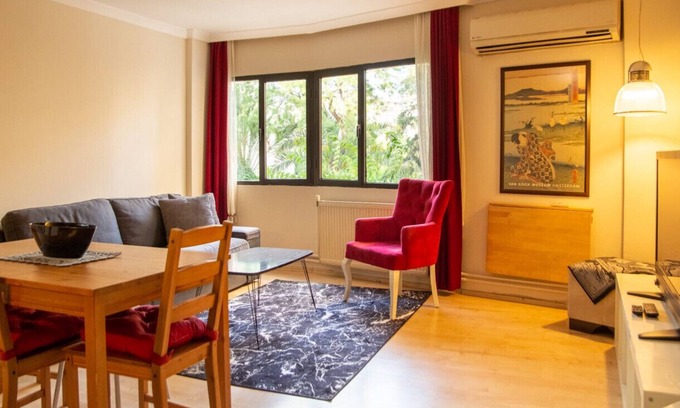 Alsancak Apartment | Pleasant and Central Flat with Balcony in Alsancak