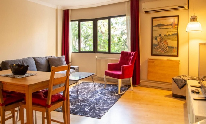 Alsancak Apartment | Pleasant and Central Flat with Balcony in Alsancak