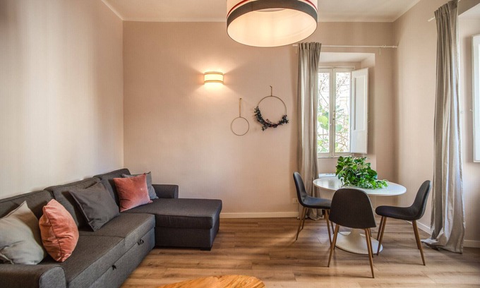 Rione VI Parione Apartment | Pleasant and quiet apartment situated on Via dei Cappellari, in the heart of historic center.
