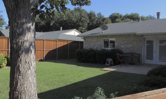 Plano House | Pleasant Home w/3 Comfy BR + Spacious Backyard (PET Friendly)