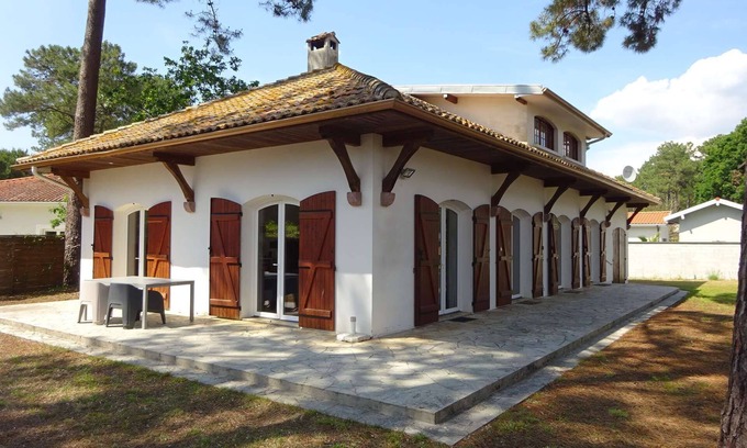 Biscarrosse Plage Apartment | Pleasant villa on a fenced and wooded plot