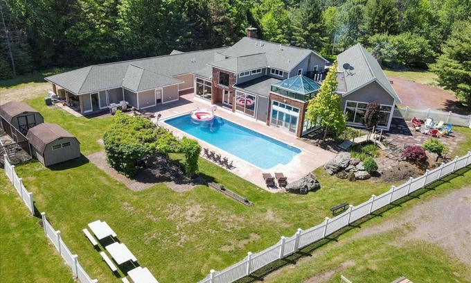 Blakeslee House | Poconos Blakeslee Luxury Castle in the Greens
