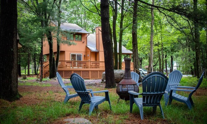 Briar Crest Woods House | Poconos Cabin | Lake, Fire Pit + Arcade Game