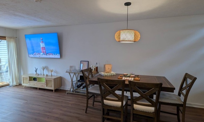 East Stroudsburg House | Poconos Nest & Nook: A Cozy King & Queen 2BR with a jacuzzi room facing nature