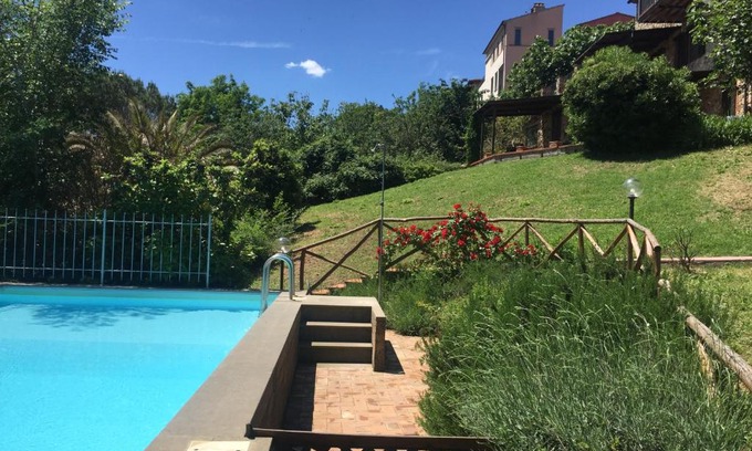 Ravi Apartment | Podere L'Orsinghi in Ravi mit fantastischer Aussicht auf die Hügel der Maremma, Schwimmbad und Garten. Haustiere erlaubt. Kinderfreundlich