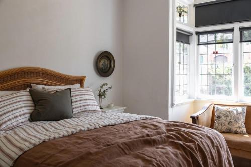 Bendigo House | Poets Corner vintage retreat walk to View St