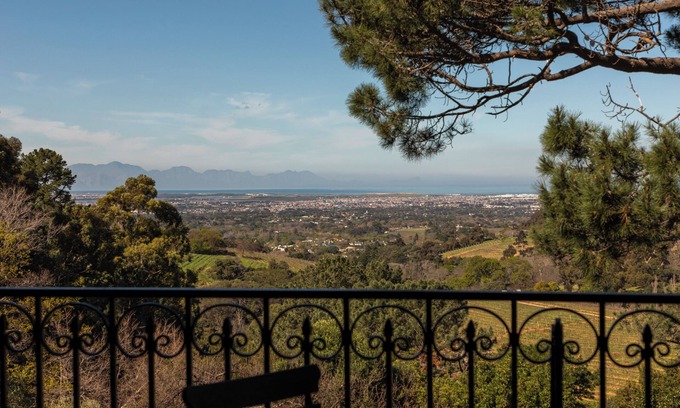 Cape Town Villa | Pointers Villa with views of the vineyards, ocean and breathtaking sunrises