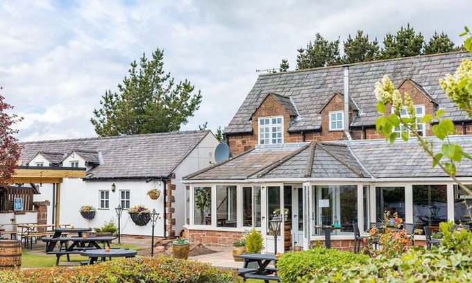 Willaston Hotel | Pollards Inn