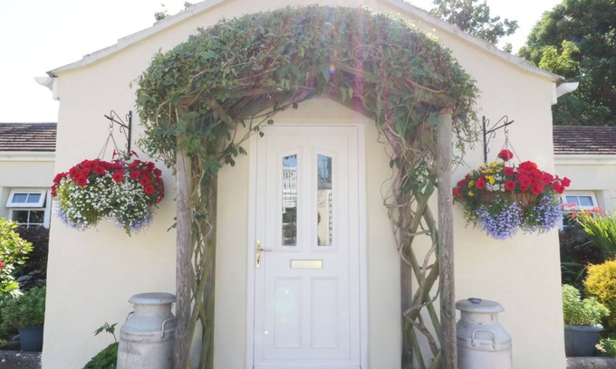 Mullion Cottage | POLURRIAN, family friendly, with a garden in Mullion