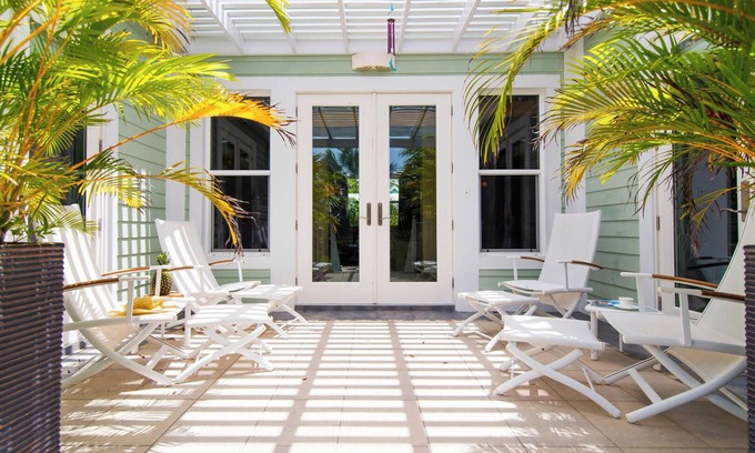 West Bay House | Pomegranate Cottage: Island Cottage on Boutique Micro-Resort 10 mins from Seven