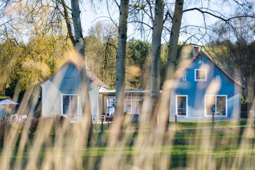 Luckow House | Pommernhaus mit Seeblick, Sauna, Kamin, Ruderboot