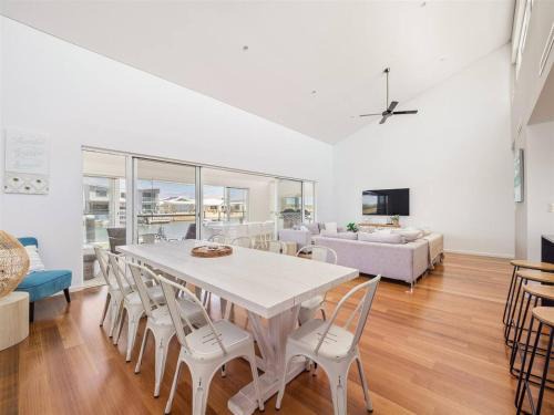 Geographe House | Pontoon Paradise - Waterfront Serenity in Geographe