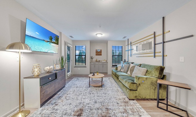 Sherwood Park Apartment | Pool+Gym/Arsenal 3 mins/Space Camp 3 mins-UAH 5 minutes- Shop 3 minutes