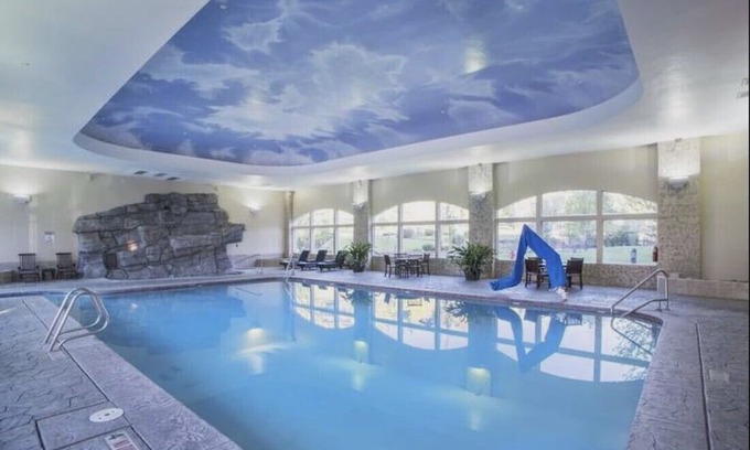 Zermatt Hotel | POOL IS OPEN! ZERMATT RESORT KING SUITE! (#237)