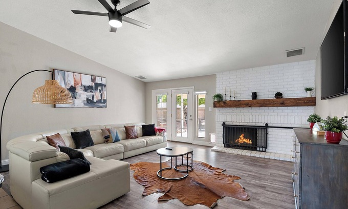 Ahwatukee Foothills House | Pool & Jacuzzi Home Near Ahwatukee Golf Club
