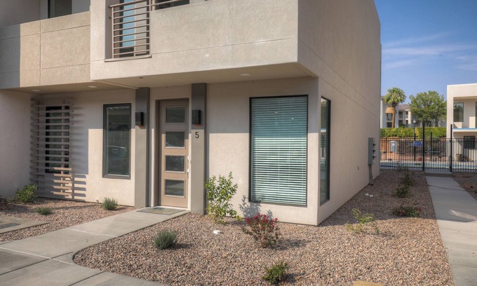 St. George House | Pool Open! | Pool View | Cable TV + Streaming | New | Built in Bunk Beds | #5
