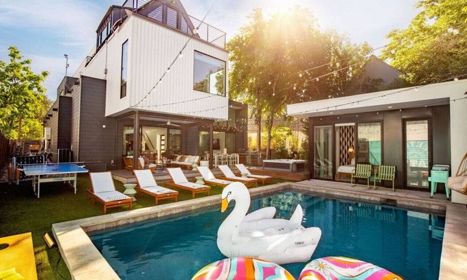 Bouldin House | Pool, Spa, FirePits, Speakeasy, Minigolf, Sleep 18