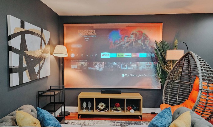 Center City Apartment | Pool Table/5 King Beds/2 Free Driveway Parking