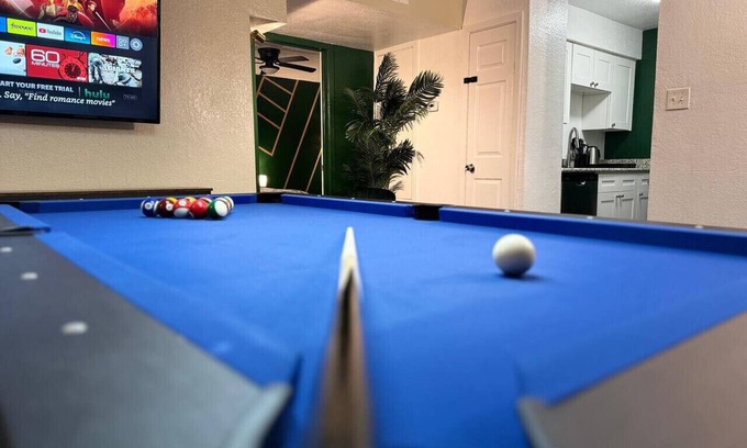 Greater Heights Apartment | Pool Table | Luxury 1Bed Apt in Downtown & Heights